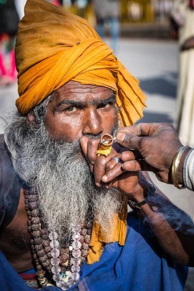 Varanasi Índia Março 2017 Homem Santo Segurando Fumando Cachimbo Varanasi — Fotografia de Stock