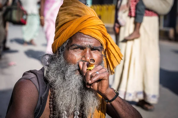 Varanasi Indie Března 2017 Svatý Muž Drží Hospodářství Dýmka Váránasí — Stock fotografie