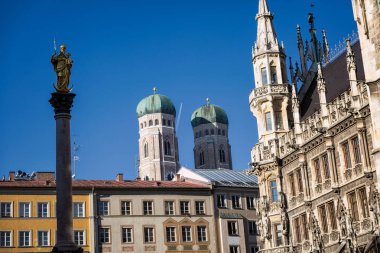 Marienplatz belediye binası ve Frauenkirche Munich, Almanya.