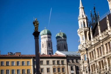 Marienplatz belediye binası ve Frauenkirche Munich, Almanya.