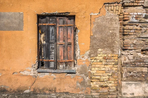 Вильнюсские двери и окна — стоковое фото