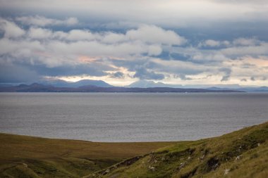 İskoçya'da rahat bir evde deri koltuk ve şömine ile Klasik iç