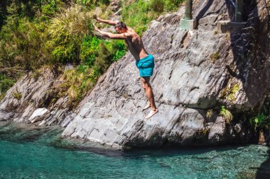 Wanaka, Yeni Zelanda 'daki Mavi Havuz' dan atlayan adam..