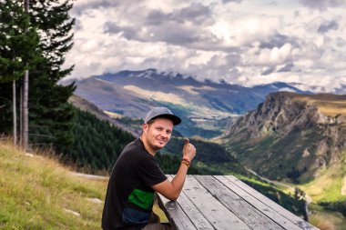 Yeni Zelanda, Queenstown 'daki Wakatipu Gölü yakınlarındaki vadide manzaranın tadını çıkarıyor..