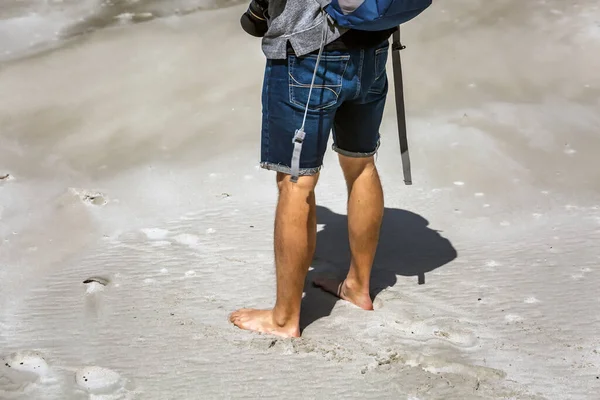 Hombre Caminando Descalzo Cerca Playa Del Túnel Dunedin Isla Sur — Foto de Stock