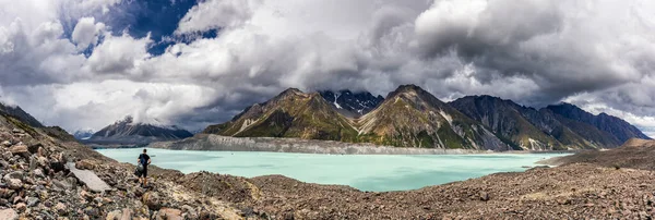 人在冰湖边散步 有着碧绿的水和群山的风景 冰川湖 塔斯曼冰川 Aoraki Mount Cook国家公园 新西兰 — 图库照片