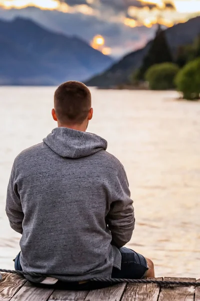 Άνθρωπος Απολαμβάνει Θέα Στην Κοιλάδα Κοντά Στη Λίμνη Wakatipu Extreme — Φωτογραφία Αρχείου