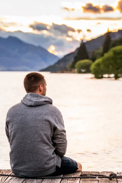 ニュージーランドのクイーンズタウンにあるワカティプ湖の近くの渓谷の景色を楽しむ男 — ストック写真