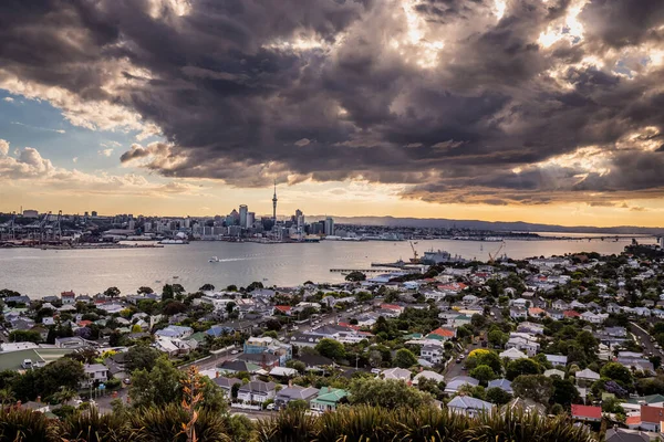 Auckland City Skyline Zachodzie Słońca Ciężkiej Burzy Centrum Miasta Auckland — Zdjęcie stockowe