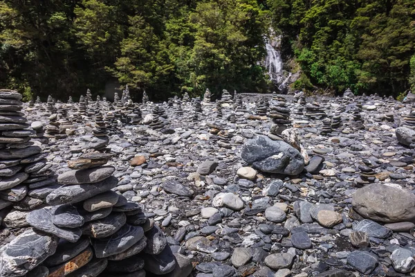 Stacks of rocks at Fantail Falls at the trailhead for Mt. Brewster at the Haast Pass road on New Zealand South Island. — Stock Image Stacks Rocks Fantail Falls Trailhead Brewster Haast Pass Road New Stock Photo