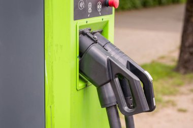 Elektrik kablosu fişe takılı elektrikli araba şarj istasyonu. Çevre dostu alternatif enerji kavramı.
