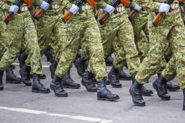 Büyük Vatanseverlik Savaşı 'ndaki zaferin 75. yıldönümü kutlamalarında yürüyüş yapan askerler, 9 Mayıs' ta Beyaz Rusya 'nın Minsk kentinde düzenlenen geçit töreninde....
