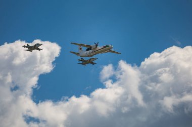 Büyük Vatanseverlik Savaşı 'ndaki zaferin 75. yıldönümü kutlamalarında askeri uçaklar, 9 Mayıs' ta Beyaz Rusya 'nın Minsk kentinde geçit töreni düzenledi..