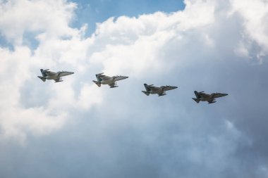 Büyük Vatanseverlik Savaşı 'ndaki zaferin 75. yıldönümü kutlamalarında askeri uçaklar, 9 Mayıs' ta Beyaz Rusya 'nın Minsk kentinde geçit töreni düzenledi..