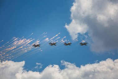 Büyük Vatanseverlik Savaşı 'ndaki zaferin 75. yıldönümü kutlamalarında askeri uçaklar, 9 Mayıs' ta Beyaz Rusya 'nın Minsk kentinde geçit töreni düzenledi..