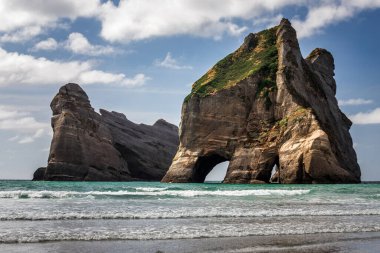 Ulusal Park 'taki Whariki plajında ünlü kaya oluşumları. Nelson, Güney Adası, Yeni Zelanda.