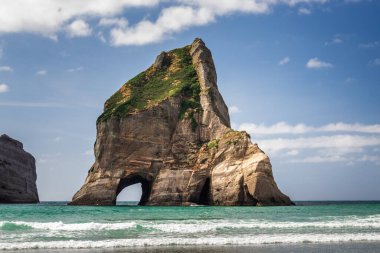 Ulusal Park 'taki Whariki plajında ünlü kaya oluşumları. Nelson, Güney Adası, Yeni Zelanda.