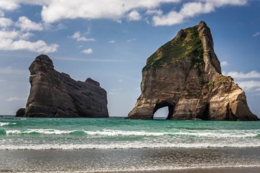 Ulusal Park 'taki Whariki plajında ünlü kaya oluşumları. Nelson, Güney Adası, Yeni Zelanda.