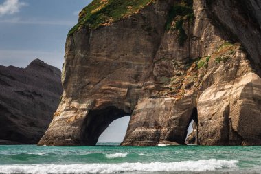 Ulusal Park 'taki Whariki plajında ünlü kaya oluşumları. Nelson, Güney Adası, Yeni Zelanda.