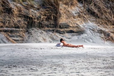 Ulusal Park 'taki Whariki plajında çıplak bir kız. Nelson, Güney Adası, Yeni Zelanda.