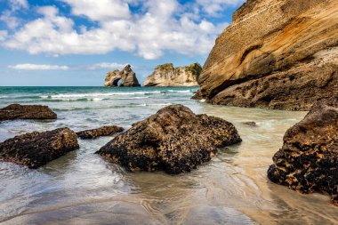 Ulusal Park 'taki Whariki plajında ünlü kaya oluşumları. Nelson, Güney Adası, Yeni Zelanda.