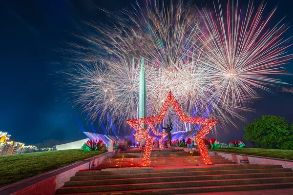 Fogos Artifício Sobre Belarusian Great Patriotic War Museum Celebração 75O — Fotografia de Stock