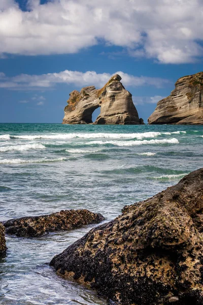 Famose Formazioni Rocciose Sulla Spiaggia Wharariki Nel Parco Nazionale Nelson — Foto Stock
