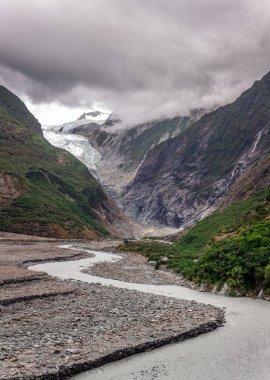 Franz Josef Buzulu üzerinde bulutlar, Yeni Zelanda.