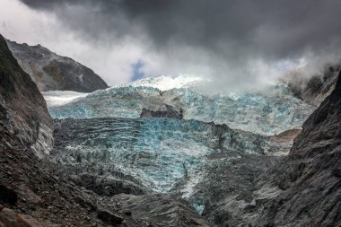 Franz Josef Buzulu üzerinde bulutlar, Yeni Zelanda.