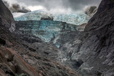 Franz Josef Buzulu üzerinde bulutlar, Yeni Zelanda.