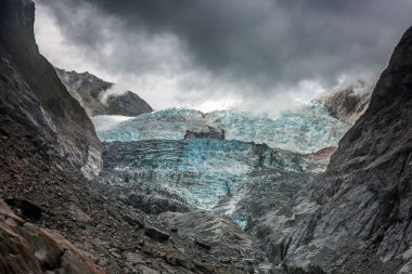Franz Josef Buzulu üzerinde bulutlar, Yeni Zelanda.