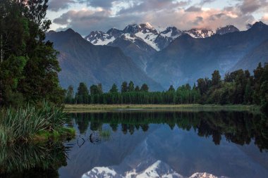 İkiz Tepeler güzel Matheson Gölü, Güney Alpleri, Güney Adası, Yeni Zelanda 'yı yansıtır..