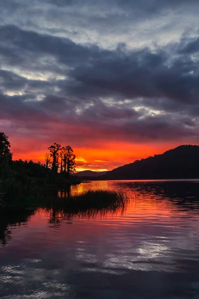 Lake Lanthe Harihari Westküste Neuseeland Spiegelnde Seenlandschaft Schöner Sonnenuntergang — Stockfoto