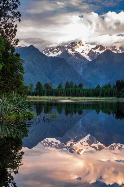 Twin Peaks Odrážejí Krásné Jezero Matheson Jižní Alpy Jižní Ostrov — Stock fotografie