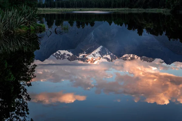 Twin Peaks Reflejan Hermoso Lago Matheson Alpes Del Sur Isla — Foto de Stock