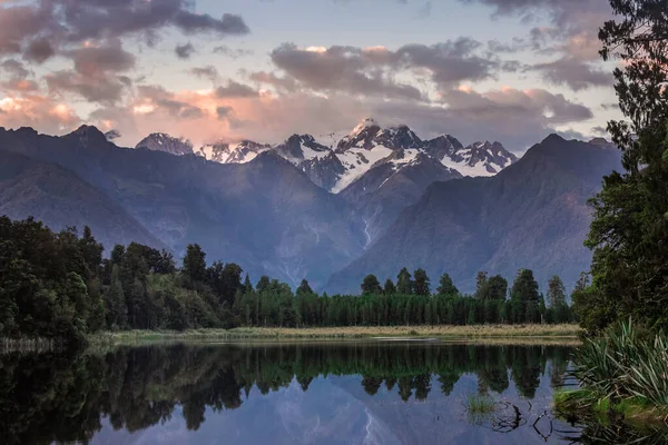 Twin Peaks Reflejan Hermoso Lago Matheson Alpes Del Sur Isla — Foto de Stock