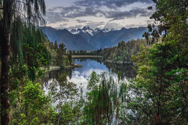 Twin Peaks Spiegeln Sich Wunderschönen Lake Matheson Südalpen Südinsel Neuseeland — Stockfoto