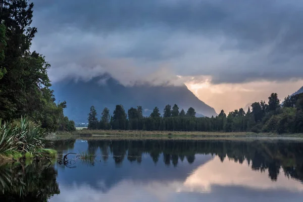 Twin Peaks Amanecer Reflejan Hermoso Lago Matheson Alpes Del Sur — Foto de Stock