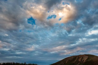 Tongariro Geçidi üzerinde dramatik bir gökyüzü, Tongariro Ulusal Parkı, Yeni Zelanda.