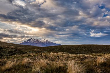 Tongariro Geçidi üzerinde dramatik bir gökyüzü, Tongariro Ulusal Parkı, Yeni Zelanda.