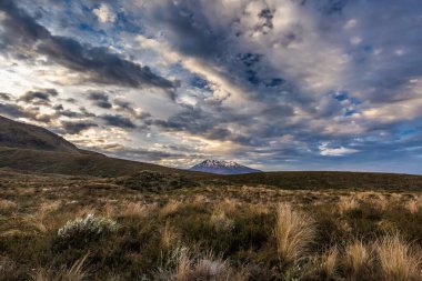 Tongariro Geçidi üzerinde dramatik bir gökyüzü, Tongariro Ulusal Parkı, Yeni Zelanda.