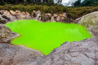 Wai-O-Tapu 'daki Şeytan Mağarası. Termal Harikalar Diyarı, Rotorua, Yeni Zelanda..