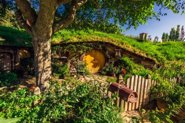 Hobbiton - Yeni Zelanda manzarası, Hobbitlerin deliklerinde yaşadığı yer..