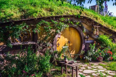 Hobbiton - Yeni Zelanda manzarası, Hobbitlerin deliklerinde yaşadığı yer..
