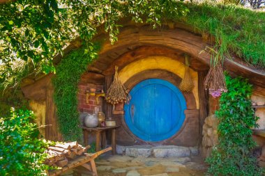 Hobbiton, Yeni Zelanda 'daki yuvarlak kapılı eve giriş. Hobbitlerin deliklerinde yaşadığı yer..