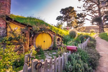 Hobbiton, Yeni Zelanda 'daki yuvarlak kapılı eve giriş. Hobbitlerin deliklerinde yaşadığı yer..