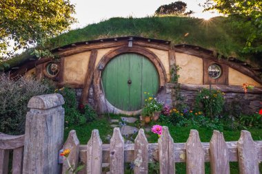 Hobbiton, Yeni Zelanda 'daki yuvarlak kapılı eve giriş. Hobbitlerin deliklerinde yaşadığı yer..
