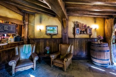 Hobbiton, Yeni Zelanda 'daki yeşil ejderha tavernası. Hobbitlerin deliklerinde yaşadığı yer..