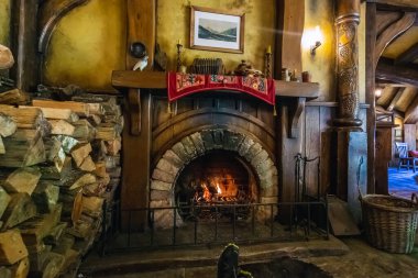 Hobbiton, Yeni Zelanda 'daki yeşil ejderha tavernası. Hobbitlerin deliklerinde yaşadığı yer..