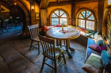 Hobbiton, Yeni Zelanda 'daki yeşil ejderha tavernası. Hobbitlerin deliklerinde yaşadığı yer..